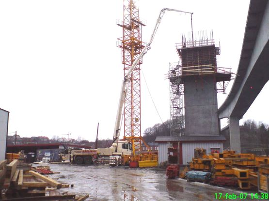 Vår 36 meter pumpe i gang med å støpe en søyle til den nye Sandesund bro